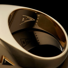 Lade das Bild in den Galerie-Viewer, TYPAR x PYRAMIDS TAG Gold