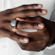 Lade das Bild in den Galerie-Viewer, PYRAMIDS TAG Silber