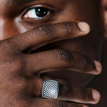 Lade das Bild in den Galerie-Viewer, PYRAMIDS TAG Silber
